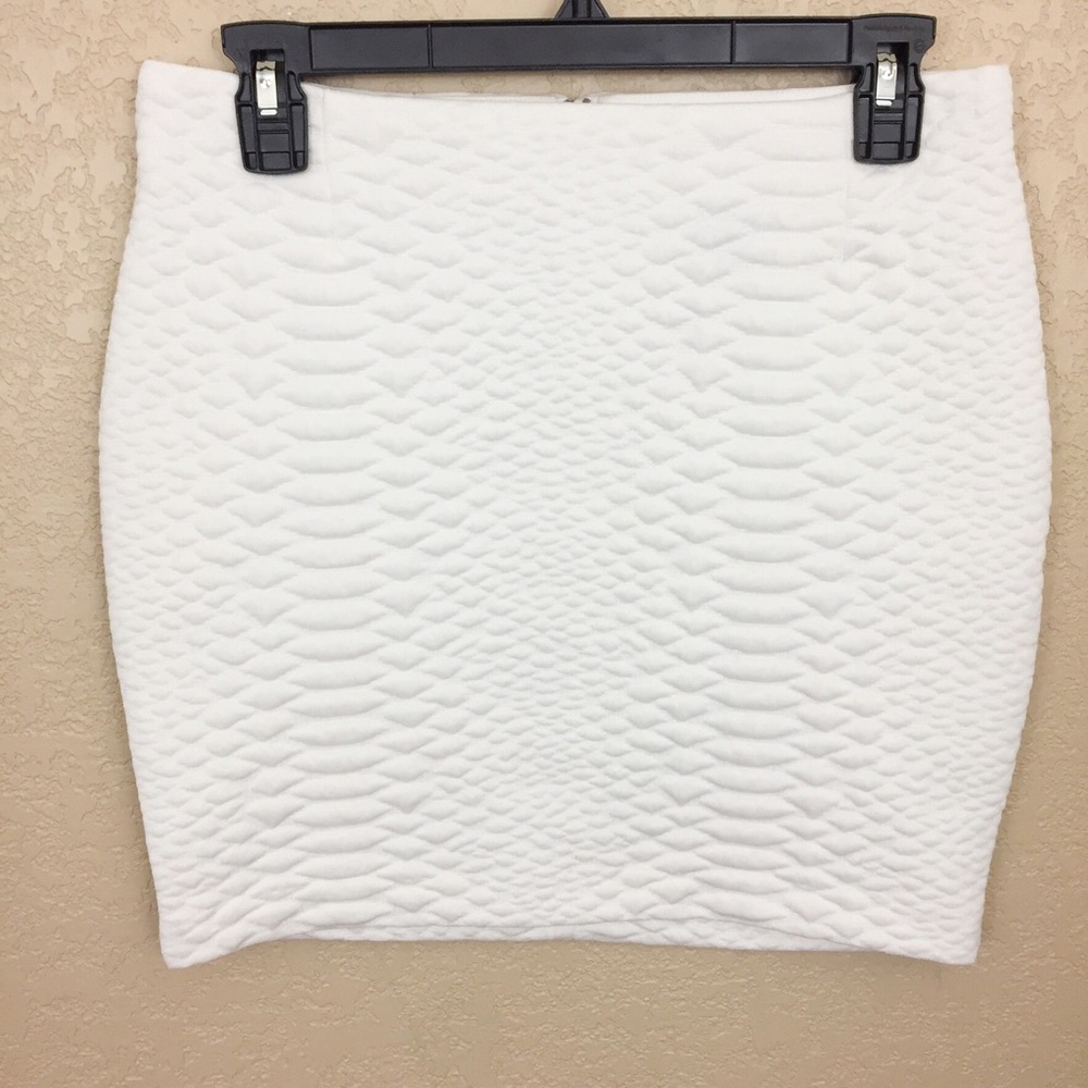 SALE
 H&M Small Off White Texture Snake SkirtG14